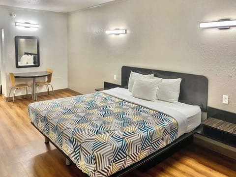 Standard Room, 1 King Bed, Smoking | Free WiFi, bed sheets
