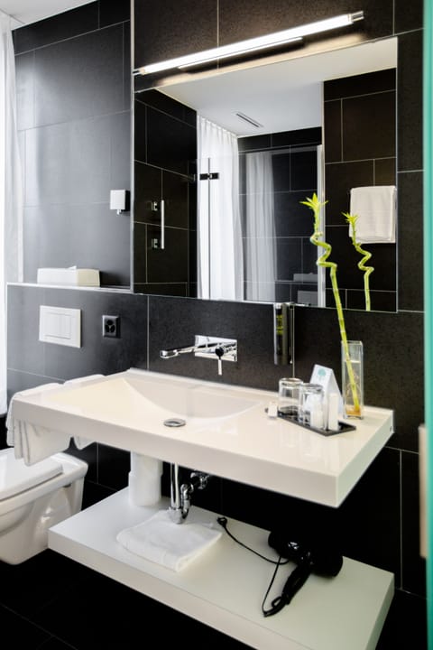 Comfort Room, 2 Twin Beds, Mountain View | Bathroom | Shower, designer toiletries, hair dryer, bathrobes