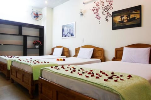 Shared Dormitory | Minibar, desk, free WiFi, bed sheets