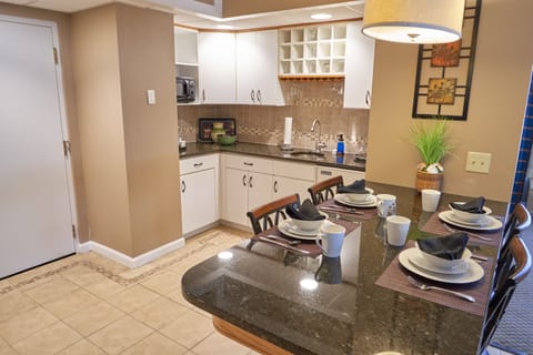 Deluxe Suite | Private kitchen | Fridge, microwave, coffee/tea maker