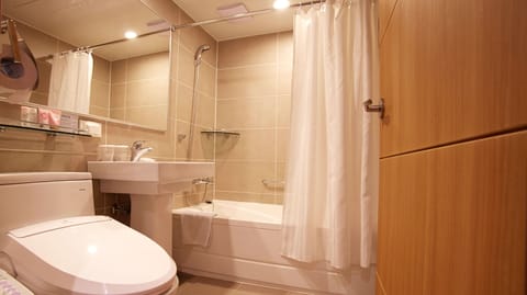 Combined shower/tub, deep soaking tub, free toiletries, hair dryer