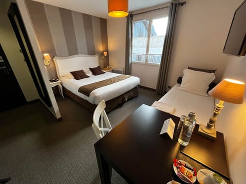 Chambre confort avec 1 grand lit et 1 lit simple 1 à 3 personnes | Premium bedding, individually decorated, desk, laptop workspace