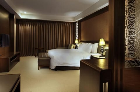 Deluxe Suite | Down comforters, in-room safe, free WiFi, bed sheets