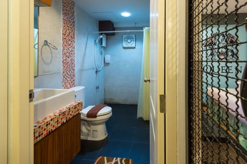 Family Room | Bathroom | Free toiletries, hair dryer, bidet, towels