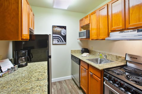 Executive Studio, 1 Queen Bed with Sofa bed | Private kitchen | Fridge, microwave, stovetop, dishwasher