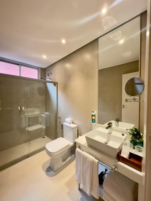 Superior Triple Room | Bathroom | Shower, free toiletries, hair dryer, slippers