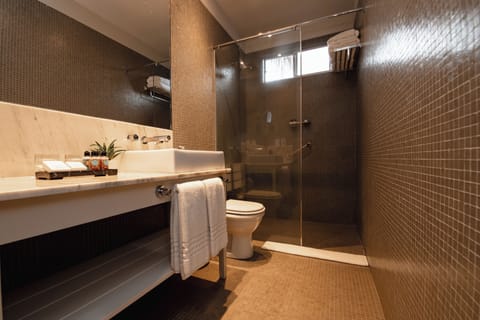 Quarto Superior Quadruplo | Bathroom | Shower, free toiletries, hair dryer, slippers