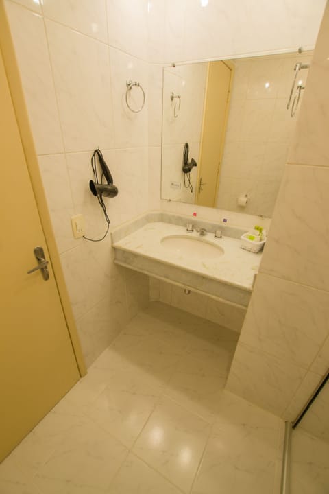 Executive Single Room | Bathroom | Shower, hair dryer, towels