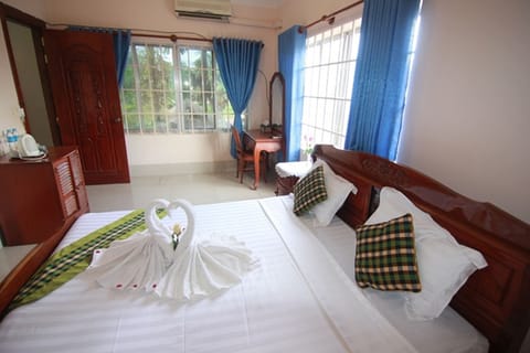 Deluxe Double Room, 1 King Bed, Private Bathroom | 1 bedroom, minibar, in-room safe, desk