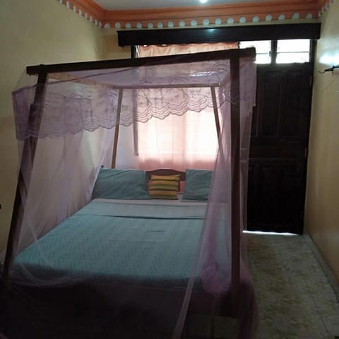 Standard Single Room | Desk, free cribs/infant beds, bed sheets