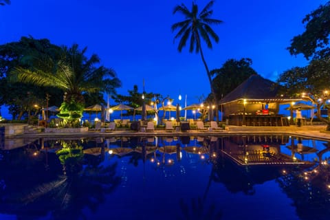 Poolside bar