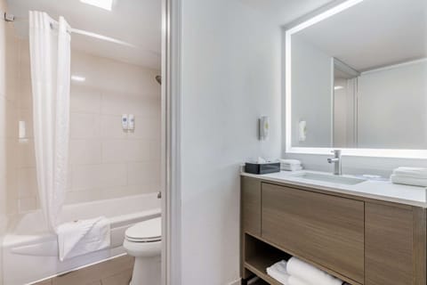 Standard Room, 1 King Bed, Non Smoking | Bathroom | Combined shower/tub, towels