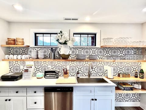 Chef’s kitchen (meal prep for 12/seats 10)