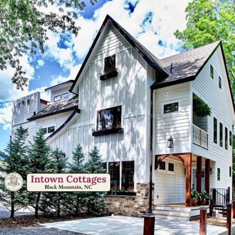 The Luxe Retreat is a new construction Farmhouse American-minimalist design that sleeps 10: King Master BR en suite full bath/shower, 2nd King BR en suite full bath/shower; Bunkroo