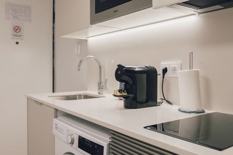 Full-size fridge, microwave, oven, stovetop