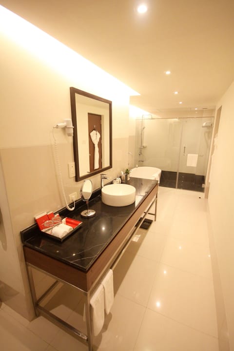 Executive Suite | Bathroom | Free toiletries, hair dryer, bathrobes, slippers