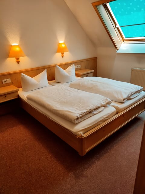 Double Room | Desk, free WiFi, bed sheets