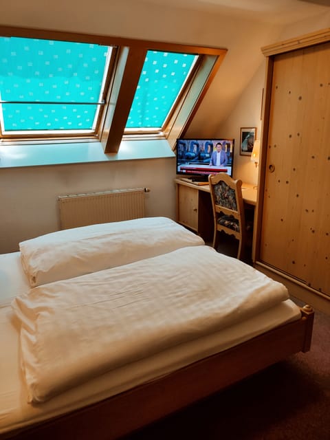 Double Room | Desk, free WiFi, bed sheets