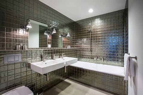Luxury Suite (Loft) | Bathroom | Shower, hair dryer, towels, soap