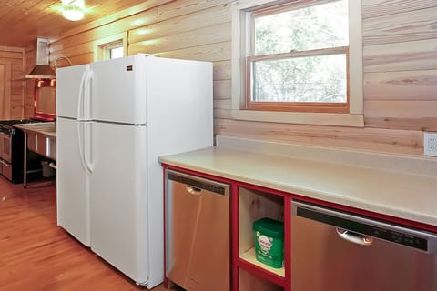 Full kitchen with plenty of space to make meals