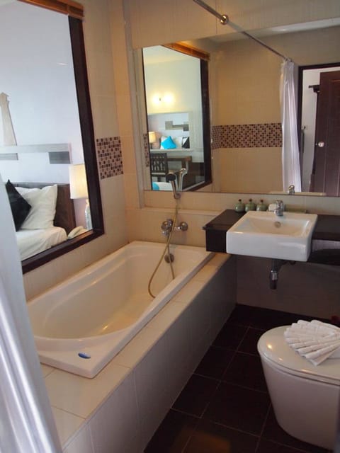 Deep soaking bathtub