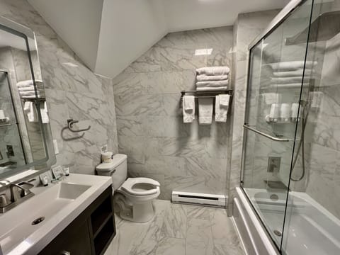 401 | Bathroom | Combined shower/tub, rainfall showerhead, eco-friendly toiletries
