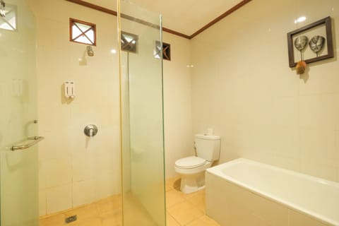 Deluxe Room, Garden View | Bathroom | Separate tub and shower, rainfall showerhead, free toiletries