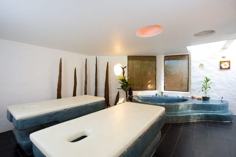 Koi Pool Villa | Minibar, in-room safe, rollaway beds, bed sheets