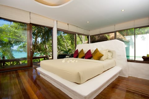 Koi Pool Villa | Minibar, in-room safe, rollaway beds, bed sheets