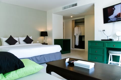 Junior Suite | In-room safe, blackout drapes, iron/ironing board