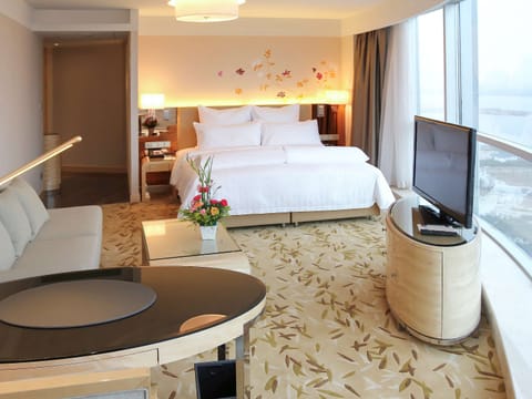 Deluxe King Room | Premium bedding, free minibar items, in-room safe
