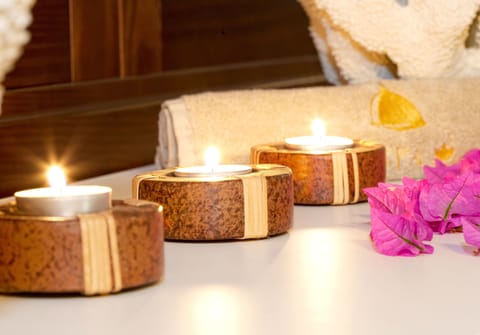 Couples treatment rooms, sauna, spa tub, steam room, Turkish bath