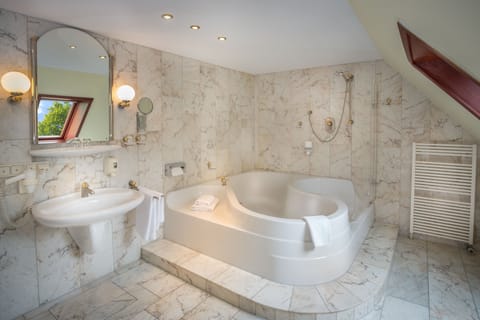 Deluxe Suite | Bathroom amenities | Free toiletries, hair dryer, towels, soap