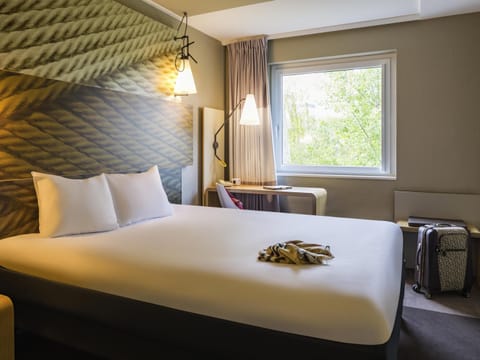 In-room safe, desk, laptop workspace, free WiFi