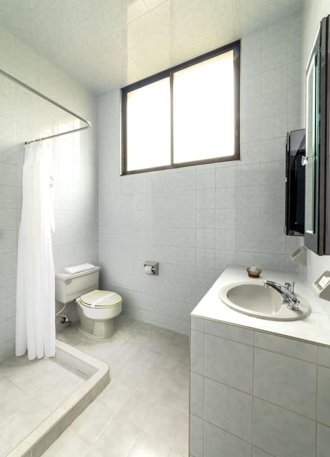 Family Quadruple Room | Bathroom | Shower, hair dryer, towels