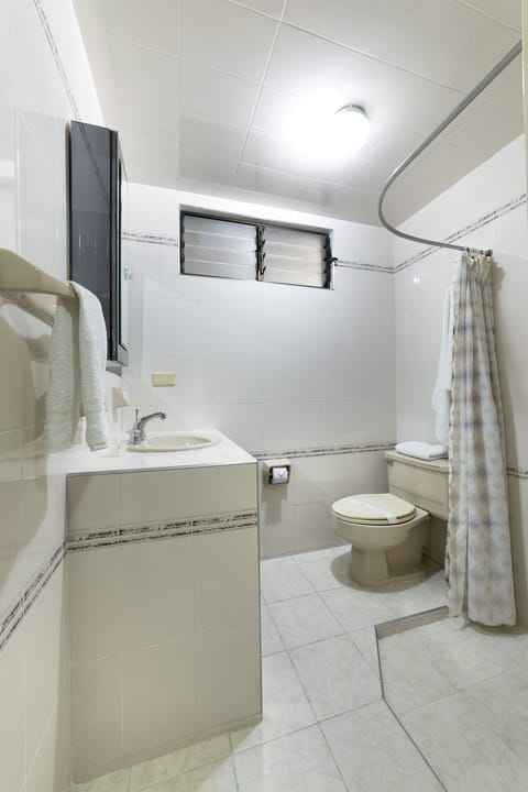 Family Quadruple Room | Bathroom | Shower, hair dryer, towels