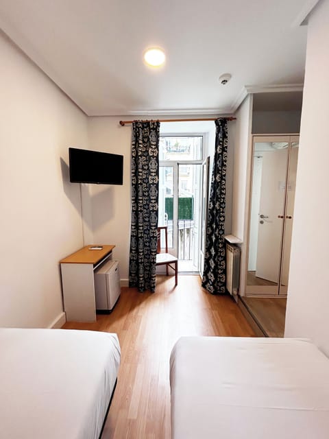 Twin Room, Balcony | Desk, free WiFi, bed sheets