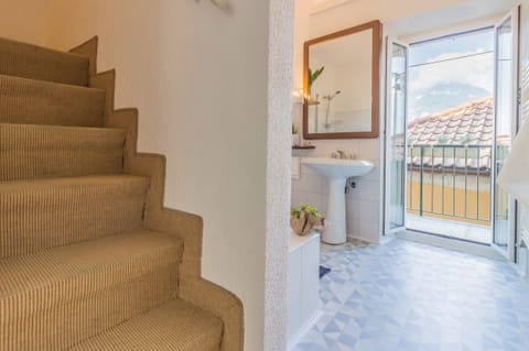 Apartment, 1 Bedroom | Bathroom | Combined shower/tub, hair dryer, bidet, towels