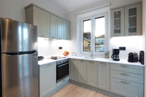 Studio Suite | Private kitchen | Full-size fridge, oven, stovetop, espresso maker