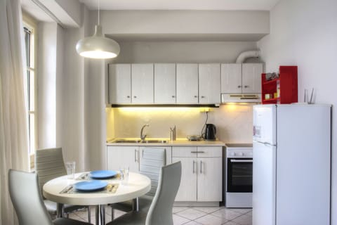 Deluxe Apartment | Private kitchen | Full-size fridge, oven, stovetop, coffee/tea maker