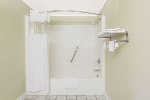 Combined shower/tub, free toiletries, hair dryer, towels