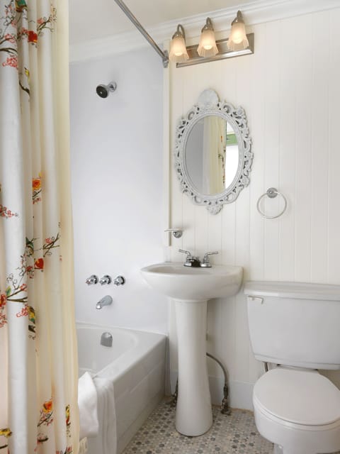 Superior Room | Bathroom | Combined shower/tub, free toiletries, hair dryer, bathrobes