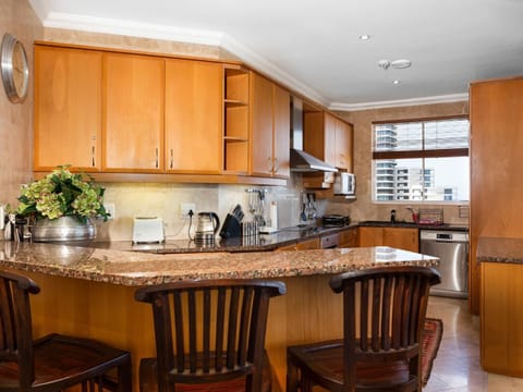 Deluxe Apartment, 3 Bedrooms | Private kitchen | Fridge, microwave, oven, stovetop