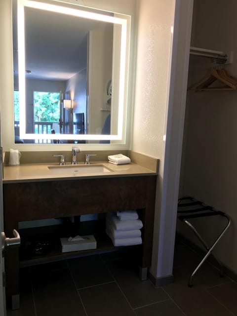 Combined shower/tub, free toiletries, hair dryer, towels