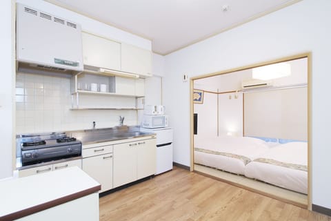 Condo, 1 Bedroom (302) | Private kitchen | Fridge, microwave, stovetop, toaster