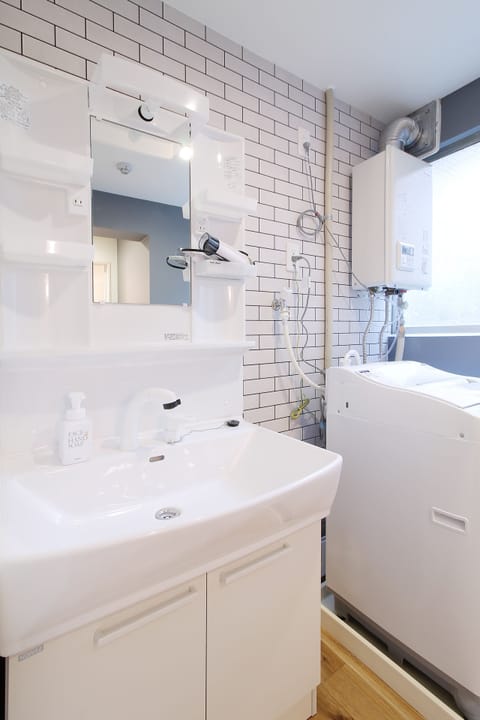 Condo, 1 Bedroom (402) | Bathroom | Combined shower/tub, deep soaking tub, free toiletries, hair dryer