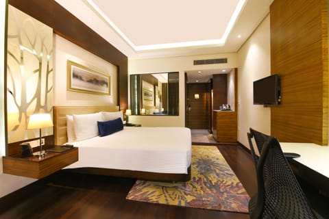 Premium Room, 1 King Bed | Premium bedding, in-room safe, desk, laptop workspace