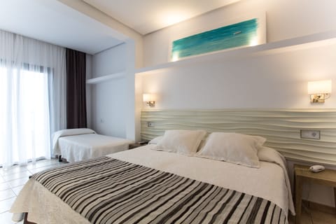 Triple Room, Sea View | In-room safe, desk, laptop workspace, soundproofing