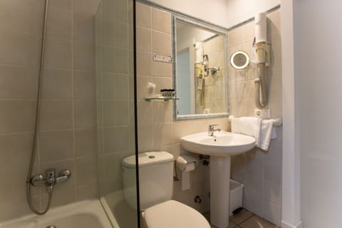 Triple Room | Bathroom | Combined shower/tub, free toiletries, hair dryer, bidet