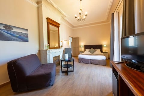 Comfort Triple Room, 1 Queen Bed | Egyptian cotton sheets, premium bedding, Tempur-Pedic beds, in-room safe